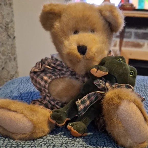 Boyds Bears Tan Teddy with Green Frog - Picture 1 of 9